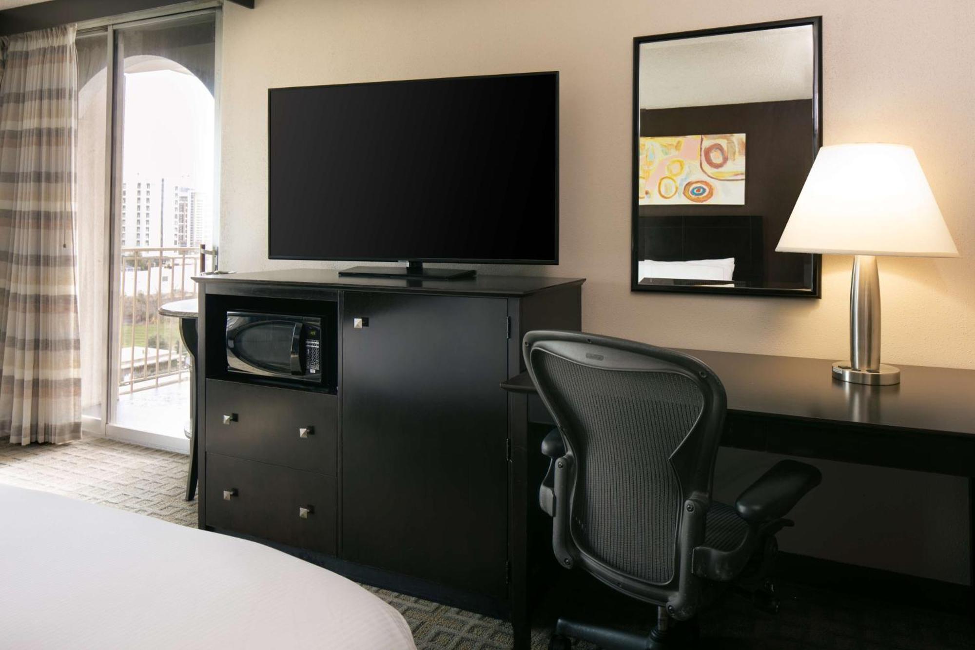 Doubletree By Hilton Dallas Market Center Exteriör bild