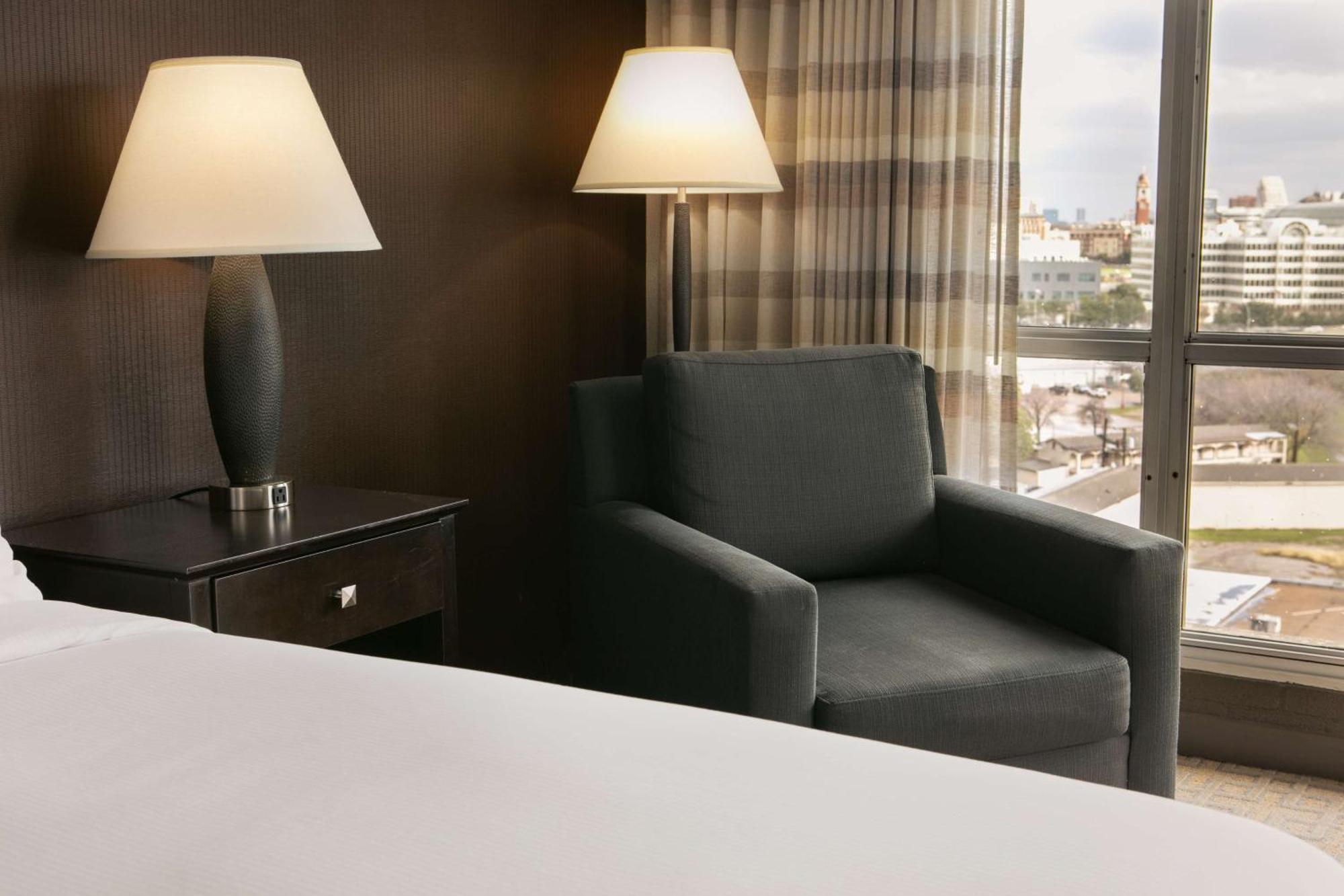 Doubletree By Hilton Dallas Market Center Exteriör bild