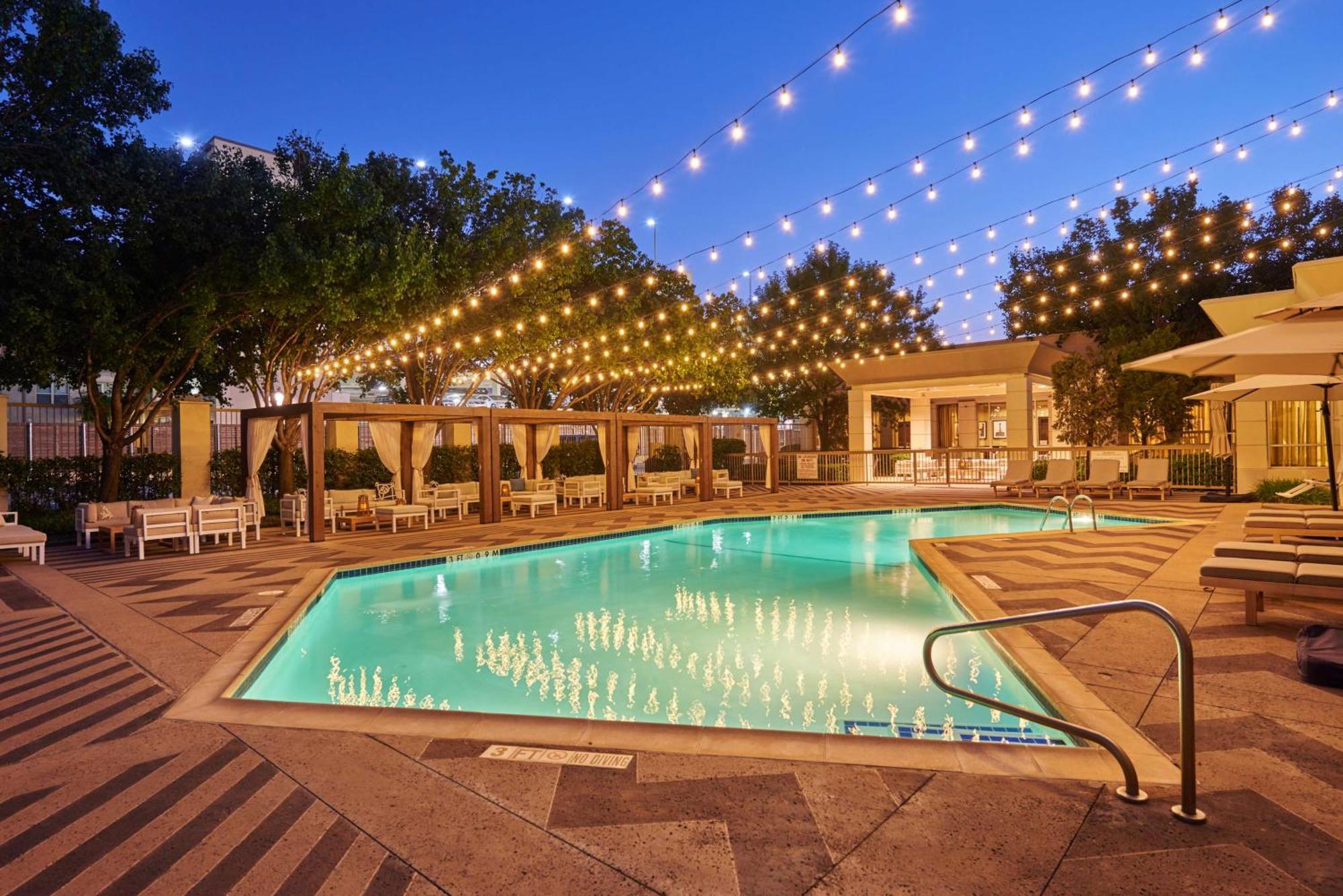 Doubletree By Hilton Dallas Market Center Exteriör bild