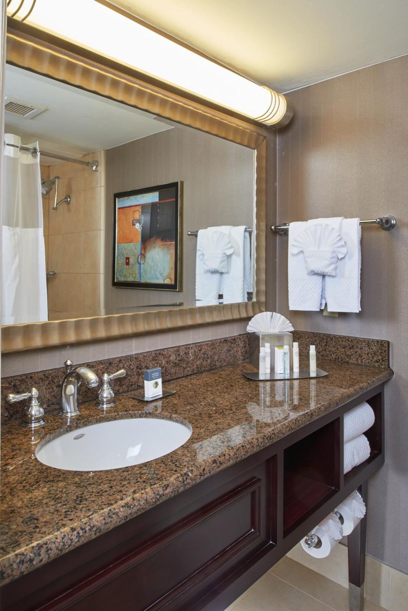 Doubletree By Hilton Dallas Market Center Exteriör bild